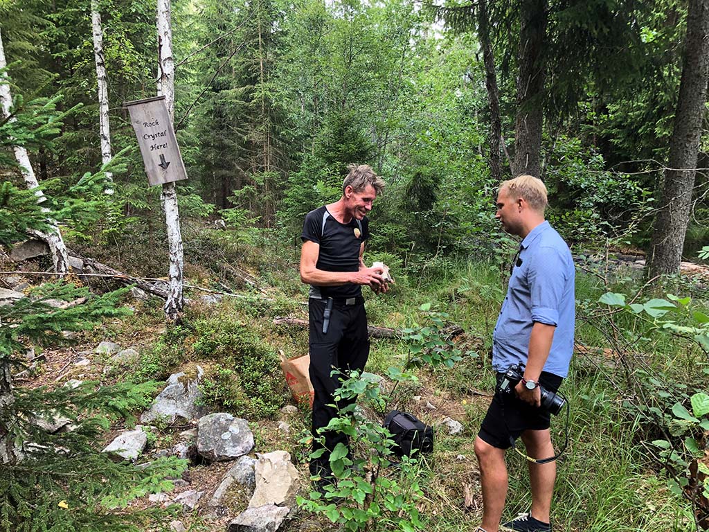 Smålandsposten är på besök för att titta på Jonas fynd från Guldgruvan.